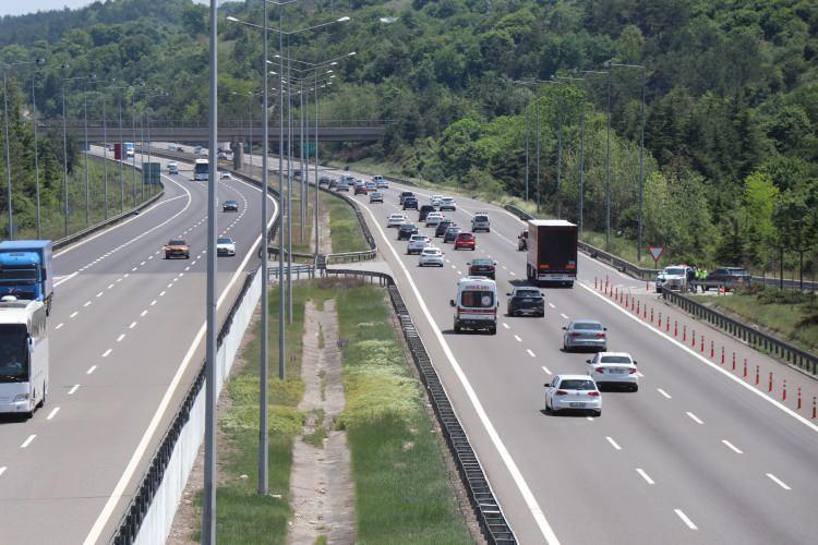<p><strong>KOCAELİ’NDE HAVADAN DENETİM</strong></p>
<p> </p>
<p>Kocaeli geçişinde yoğunluk oluşturan araç trafiği dronla görüntülendi. Ekipler, yoğunluğun daha da artmaması için TEM güzergahında ulaşımı düzenlemeye yönelik denetimlerini sürdürüyor. Emniyet, jandarma ve Karayolları ekipleri, özellikle kavşak ve geçiş bölgelerinde önlem almış durumda.</p>
<p> </p>