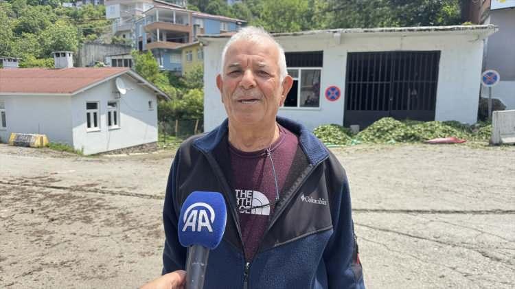 <p>Köy sakinlerinden Mükerrem Tuzcu da köyün ikiye bölünmesinden sonra halasının da aralarında bulunduğu akrabalarının Sarpi köyünde kaldığını söyledi. Köyün ortasından geçen derenin karşı tarafının Gürcistan'a ait olduğunu belirten Tuzcu, oradaki akrabalarıyla iletişim halinde olduklarını ifade etti.</p>
<p> </p>