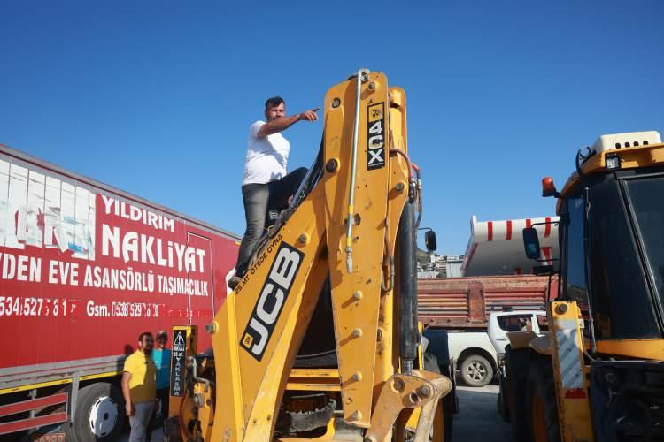 <p><span style="color:#A52A2A"><strong>"3 AY DAHA YATSA ASLA YUVA YIKMAM"</strong></span></p>
<p>Yaklaşık 10 gün daha beklemeleri gerektiğini kaydenen Kuyucu, <strong>"Kısmet olursa kanatlanıp, uçup gitmesini bekleyeceğim inşallah. Ondan sonra da tekrar sahaya çıkacağız inşallah. 23 gündür hiç kontak anahtar bile vurmadım ve aküsü dahi bitmiştir. Kumrunun yavrularının uçup gitmesini bekledim, yuva bozmak istemedim. Yuva yıkmak iyi değil, her zaman için yuva yapmak daha iyidir. Bu nedenle yuva asla yıkmam. Bu makinem bir ay değil, 3 ay daha yatsa asla yuva yıkmam."</strong> ifadelerine yer verdi. </p>