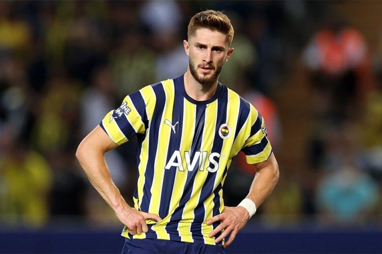 <p>İsmail Yüksek<br />
<br />
Yaş: 26<br />
<br />
Kulüp: Fenerbahçe<br />
<br />
Mevki: Ön libero<br />
<br />
Piyasa değeri: 11 milyon Euro</p>