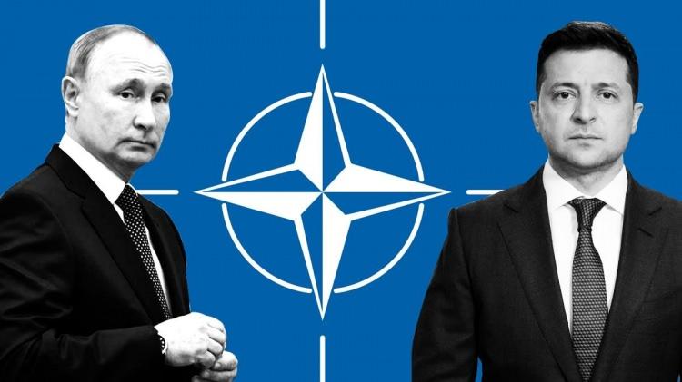 <p><strong>NATO</strong>: 20.000’den fazla savaş uçağı ve helikopter. ABD donanması dünyanın en büyük uçak gemisi filosuna sahip.</p>

<p> </p>

<p><strong>Rusya</strong>: Yaklaşık 4.000 hava aracı, güçlü hava savunma sistemleri (S-400, S-500). Ancak deniz gücü sınırlı.</p>

<p> </p>

<p><strong>Sonuç</strong>: Hava ve deniz gücünde NATO ezici üstünlükte.</p>
