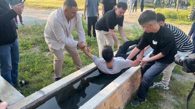 <p>Yaklaşık yarım asırdır sürdürülen "oluğa atma" geleneği bu bayramda da devam etti. </p>
<p> </p>