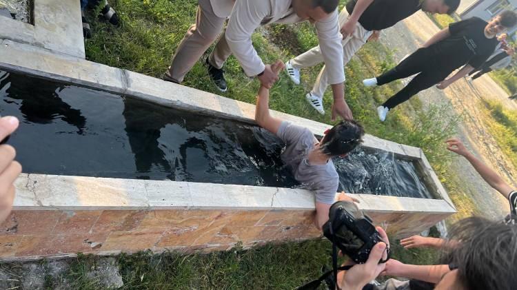 <p>Bolu'nun Mudurnu ilçesine bağlı Munduşlar köyünde bayram namazına gelmeyen gençlere eğlenceli bir uyandırma yöntemi uygulanıyor. </p>