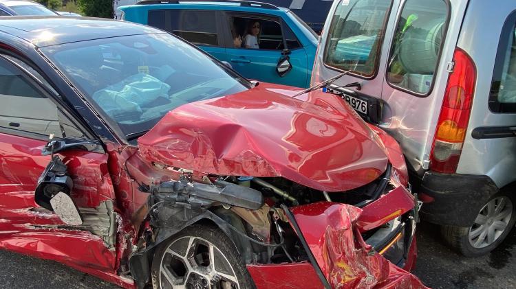 <p>Kocaeli TEM Otoyolu'da 8 aracın karıştığı zincirleme bir trafik kazası meydana geldi. Kazada kimsenin burnu bile kanamadı.</p>
<p> </p>