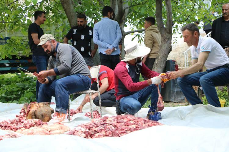 <p>Hakkari'nin Yüksekova ilçesine bağlı Kısıklı köyünde yaşayanlar, bir asırdır devam ettirdikleri geleneklerini bu bayramda da sürdürdü.</p>