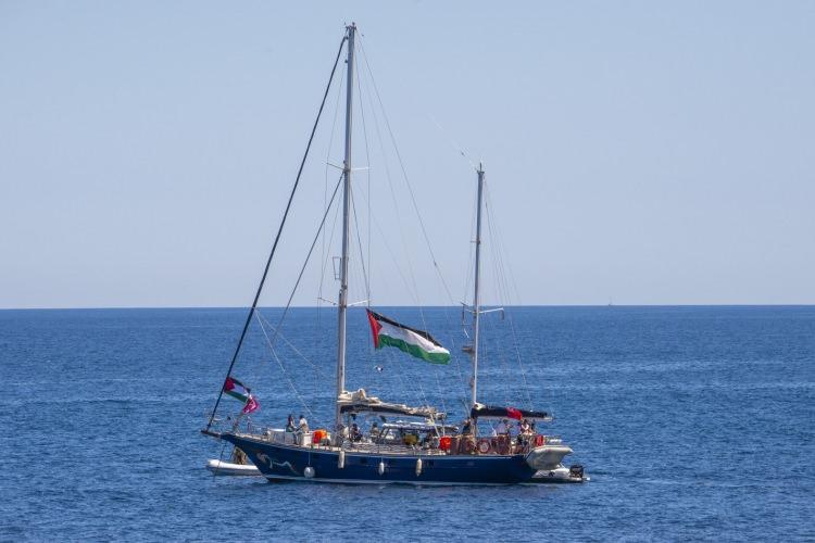 <p>Greta Thunberg'in de içinde bulunduğu yardım gemisi Madleen Gazze'ye doğru ilerlerken İsrail'den sert bir açıklama geldi.</p>