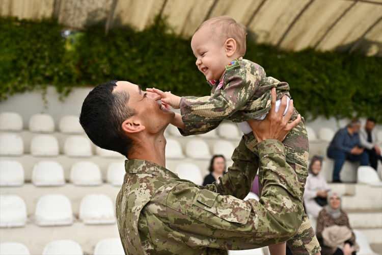 <p>Birliğe katılan ilk askerin yaş kütüğüne plaket çakmasının ardından askerliği aynı kışlada yapan baba ve çocuklarına da teşekkür belgesi takdim edildi.</p>
<p> </p>
