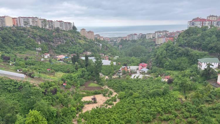 <p>Büyükşehir Belediyesi Trabzon İçme Suyu ve Kanalizasyon İdaresi Genel Müdürlüğü ekiplerince yollarda biriken suyun tahliyesi için iş makineleri yardımıyla çalışma yapıldı.</p>
<p> </p>