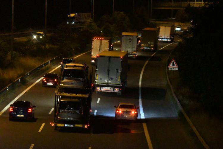 <p>Bayram tatili için memleketine giden vatandaşlar, Anadolu Otoyolu ve Kuzey Marmara Otoyolu'nun Sakarya kesiminde yoğunluğa neden oldu. Trafik akışı Akyazı ve Hendek mevkisinde zaman zaman durma noktasına geliyor.</p>
<p> </p>