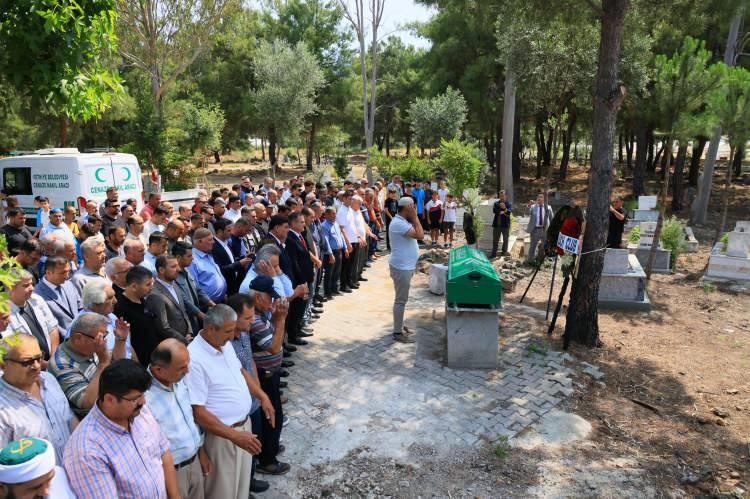 <p>Depremde Çamköy Mahallesi Sarıosmanoğlu Caddesi'ndeki evinde panikatak geçiren ve kaldırıldığı hastanede hayatını kaybeden 8. sınıf öğrencisi Afranur Günlü için cenaze töreni düzenlendi.</p>
<p> </p>