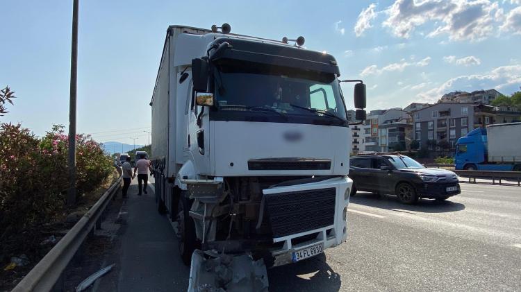 <p>2 tır, 5 otomobil ve bir minibüs olmak üzere toplam sekiz araç zincirleme kazaya karıştı. </p>