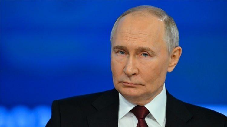 <p><span style="color:#B22222"><strong>PUTİN'İN "İNTİKAM ALINACAK" İDDİASI</strong></span></p>

<p> </p>

<p>Rusya Devlet Başkanı Vladimir Putin, saldırının ardından Güvenlik Konseyi'ni toplama kararı aldı.</p>

<p> </p>

<p>Rus basını, Kremlin'in saldırıya misilleme yapacağını iddia etti. Rus basınının konuya ilişkin haberlerinde, Ukrayna saldırısında Rusya'nın nükleer bomba taşıma kapasitesine sahip bombardıman uçaklarının imha edildiği duyuruldu.</p>
