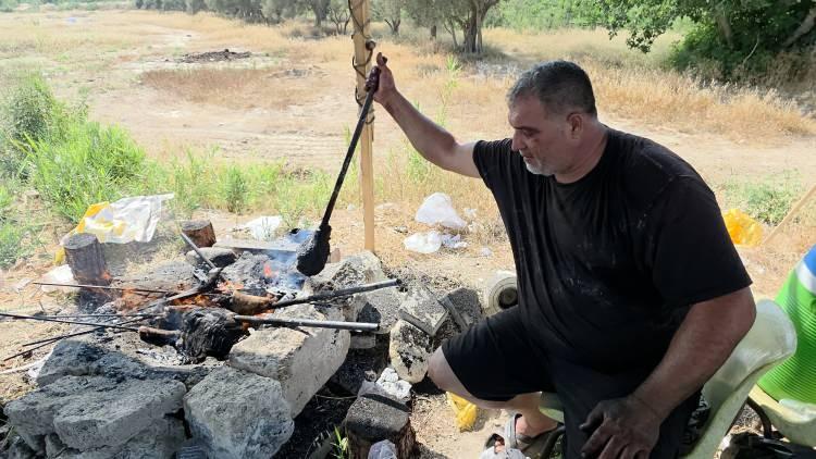 <p>Mersin'de, Kurban Bayramı'nda hareketlilik, sadece kurban pazarlarında değil, kelle-paça ütücülerinde de yaşanıyor.</p>