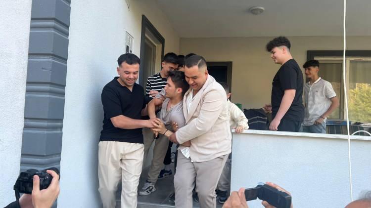 <p>Geleneğe göre bayram namazına gelmeyen köy sakinleri tespit edilerek evlerinden alınıyor ve içi buz gibi suyla dolu oluğa yatırılıyor. Bu bayram da gelenek bozulmadı.</p>
<p> </p>
