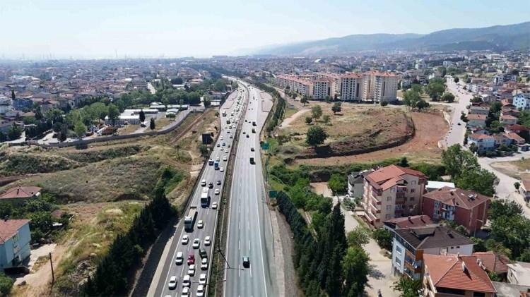 <p>Kırıkkale Valiliği koordinesinde İl Emniyet Müdürlüğü ve İl Jandarma Komutanlığı, uygulama noktalarında radar ve dron destekli denetimlerine devam ediyor. Sürücülere hız sınırı, emniyet kemeri ve cep telefonu kullanımı konusunda uyarılarda bulunuluyor. Ayrıca, her 10 kilometrede bir ekip konuşlandırılarak denetimler sıklaştırıldı.</p>
<p> </p>