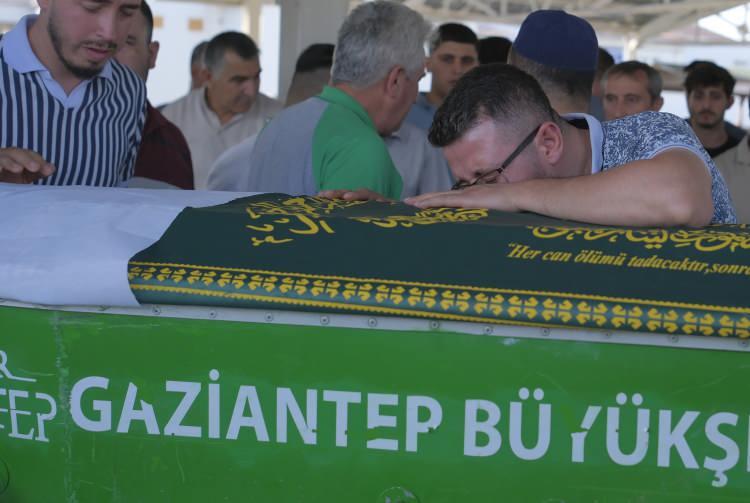 <p><span style="color:#A52A2A"><strong>BABA AYAKTA ZOR DURDU</strong></span></p>

<p>Baba Yusuf Yeniçeri ayakta durmakta zorluk çekti. </p>
