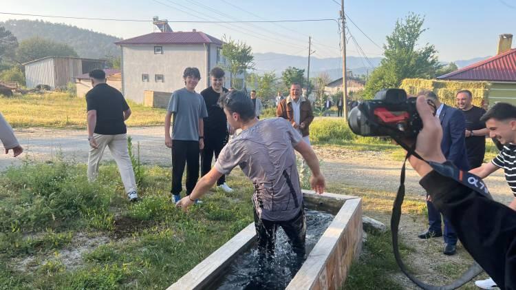 <p>Sabah saat 06.00'da kılınan bayram namazına katılmayan Eren Özpolat, köydeki gençler tarafından fark edildi. Namazın ardından Özpolat’ın evine giden köy halkı, gencin hala uyuduğunu öğrendi. </p>
<p> </p>