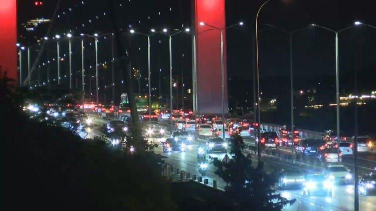 <p>Anadolu Yakası'ndan Avrupa Yakası'na geçişte 15 Temmuz Şehitler Köprüsü ile Fatih Sultan Mehmet köprülerinde trafik Çamlıca ve Ataşehir ayrımlarından başlıyor.</p>

<p> </p>
