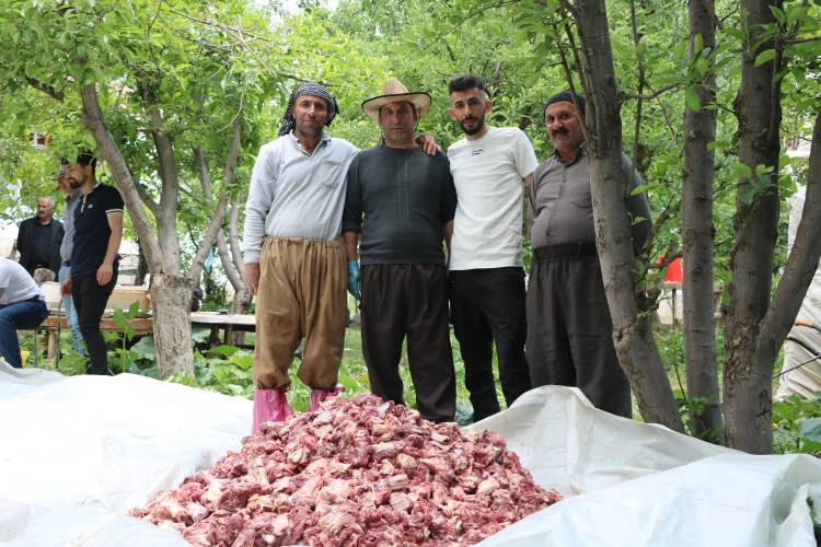 <p>Kesilen hayvanların etleri eşit bir şekilde ayrıştırıldı.</p>
