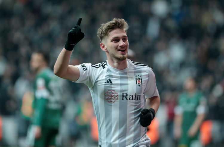 <p>Semih Kılıçsoy<br />
<br />
Yaş: 19<br />
<br />
Kulüp: Beşiktaş<br />
<br />
Mevki: Santrafor<br />
<br />
Piyasa değeri: 12 milyon Euro</p>