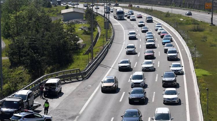 <p><strong>KAVŞAKLAR GEÇİCİ OLARAK KAPATILDI</strong></p>
<p> </p>
<p>Trafik akışının kesintisiz sürdürülebilmesi için bazı kavşakların bayram süresince geçici olarak trafiğe kapatıldığı öğrenildi. Karayolları ekipleri, trafik akışını sağlıklı şekilde yönlendirmek amacıyla belirli güzergahlarda düzenlemelere gitti.</p>
<p> </p>