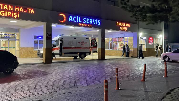 <p><span style="color:rgb(0, 0, 0)">Yaralılar ambulanslarla Yıldızeli Devlet Hastanesine kaldırıldı. </span></p>