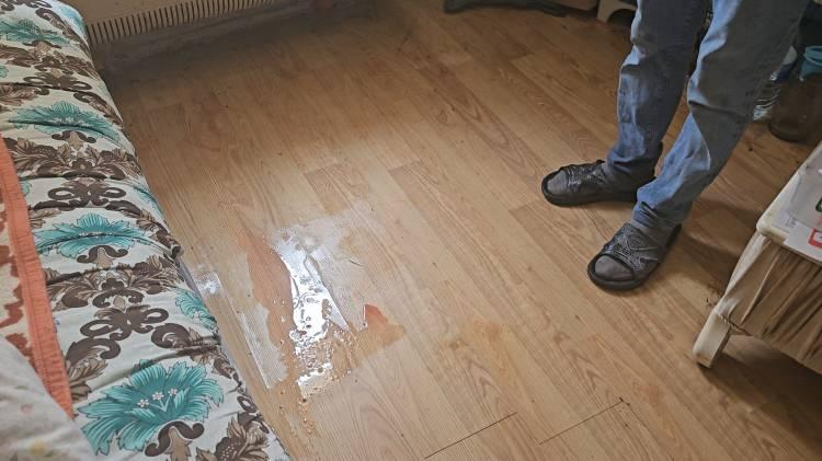 <p>Ev sahipleri şikayetçi olurken, kanın kaçak kurban kesimi sonrası kanalizasyona karıştığı belirtildi.</p>