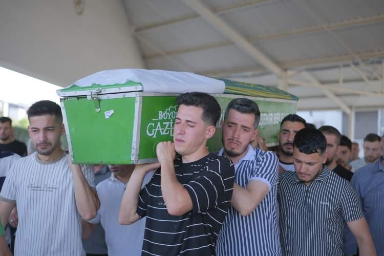 <p>Cenaze namazı öncesi ve sonrasında helallik alınırken göz yaşları sel oldu.</p>