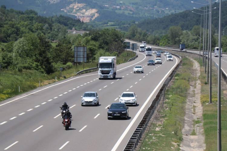 <p><strong>ANADOLU OTOYOLU’NDA KISMİ YOĞUNLUK</strong></p>
<p> </p>
<p>Bolu ve Düzce kesimlerinde, özellikle Ankara istikametine doğru araç hareketliliğinde gözle görülür bir artış yaşanıyor. Kimi sürücüler tatil başlamadan yola çıkmayı tercih ederken, bu durum TEM Otoyolu’nun çeşitli noktalarında zaman zaman araç kuyruklarına neden oldu.</p>