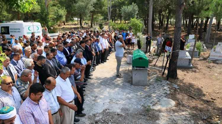 <p>Yakınları, deprem anında ablasıyla aynı odada kalan Afra Nur Günlü'nün aniden uyanıp, ayağa kalktığı ardından tekrar yatağına uzandığını söyledi. Bunun üzerine şüphelenen yakınları, sağlık ekiplerine durumu bildirdi. Ambulansla özel bir hastaneye kaldırılan Günlü, kurtarılamadı. LGS’ye hazırlandığı öğrenilen Günlü'nün ani ölümü, yakınlarını üzüntüye boğdu.</p>
<p> </p>