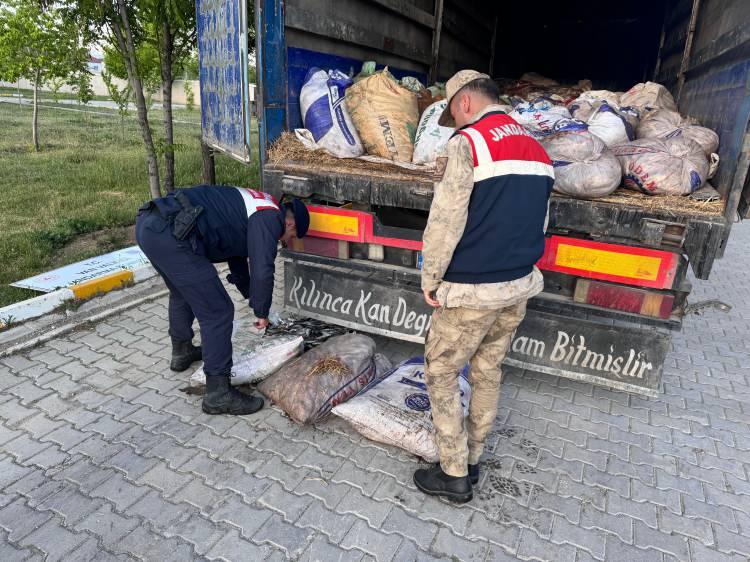 <p>Yapılan açıklamada jandaram ekiplerinin, karadan yaya ve motorlu devriyeler, havadan keşif araçları, göl ve derelerde su araçları, ayrıca termal kameralar ile 7 gün 24 saat esasına dayalı olarak her türlü arazi ve iklim şartlarında koruma ve önleme çalışmalarının devam ettiği aktarıldı. </p>