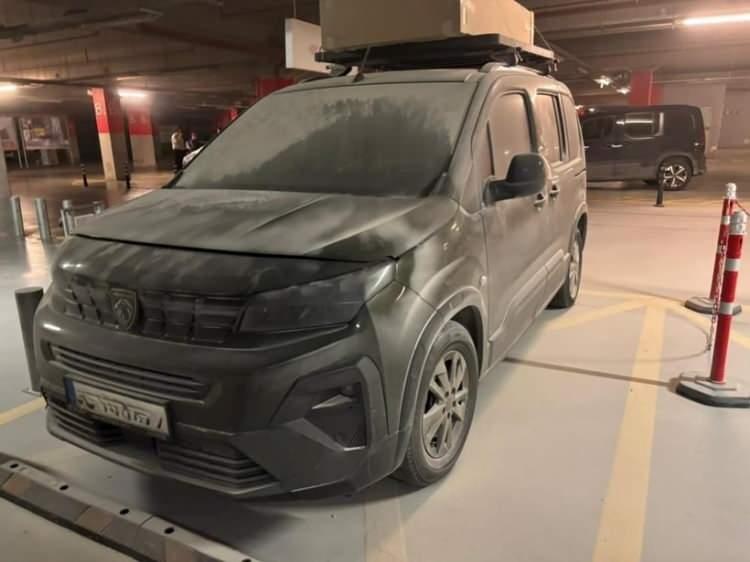 <p><strong>"1 AY İÇİNDE 4 KEZ ARACIMI SERVİSE GÖTÜRDÜM"</strong></p>

<p> </p>

<p>5 Şubat'ta Peugeot marka Rifter model aracı satın aldığını belirten Burak Kaldırımcı, 2 ay içinde araçla ilgili sorun yaşamaya başladığına değinerek, "Ankara, Göral, Ümitköy ve Balgat servislerine gittim. Aracım servislere her seferinde çekiciyle ve yoğun mazot kokusuyla giriş yaptı. Her seferinde ustalar ilgilendi ancak benim sorunum bir türlü çözülmedi. Yaklaşık 1 aylık bir servis sürecim oldu. 1 ay içinde 4 kez aracımı servise götürdüm" diye konuştu.</p>
