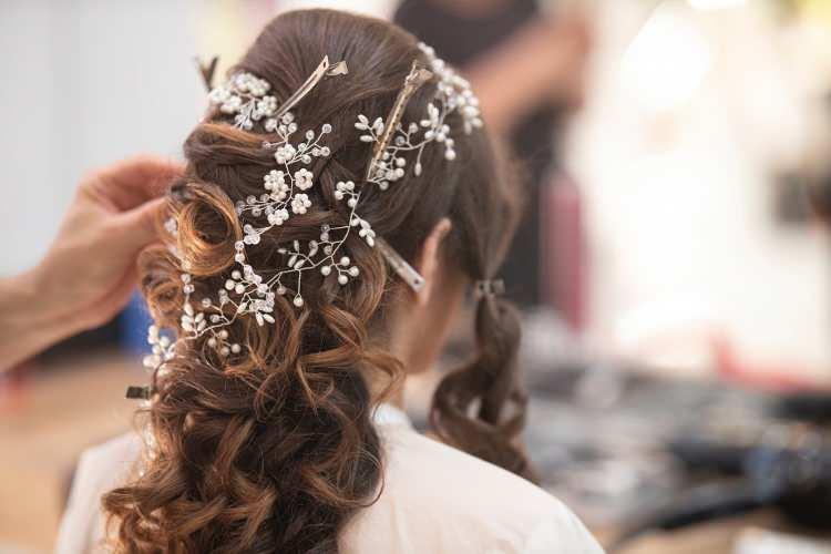 <p>Düğün sezonu başladı. Düğün ve nikah hazırlıkları çiftleri maddi olarak da yoruyor. </p>
<p> </p>