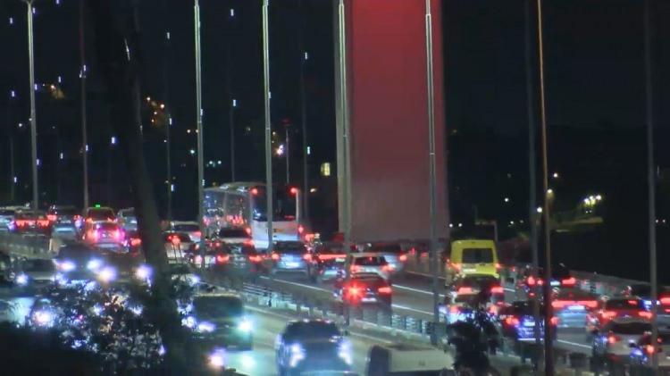 <p>Halıcıoğlu, Okmeydanı, Mecidiyeköy, Zincirlikuyu, 15 Temmuz Şehitler Köprüsü ile Hasdal, Seyrantepe, Okmeydanı-Hasdal TEM bağlantı yolu, Büyükdere Caddesi ile Levent TEM katılım yollarında çift yönlü trafik yoğunluğu gözleniyor.</p>
<p> </p>