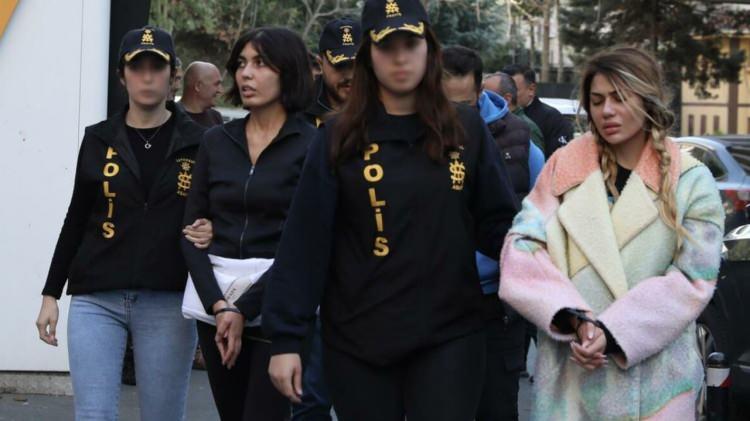 <p>Candan’ın hastane odasından fotoğrafını paylaşan Kerimoğlu, Candan'ın 29,5 kiloya kadar düştüğünü açıkladı.</p>
<p> </p>