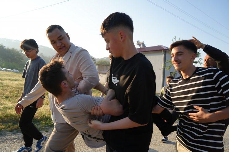<p><em><strong>Diğer vakitlere gelmiyorsunuz ama bari bayram namazına kalkıp gelin. Eren'in babasının da namaza gelmediğini fark ettik. Eve geldik, babası işteymiş, oğlu gelmemiş. Uykusunu çeşmede açtık" d</strong></em>edi.</p>
<p> </p>