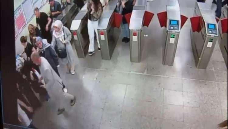 <p> Tartışma sırasında Marmaray’da bulunan Ekrem D. (50), Deniz E.’yi darbetti. O anlara tanıklık eden yolculardan İbrahim Aktan'nın da kavgaya dahil olmasıyla arbede büyüdü. </p>
<p> </p>