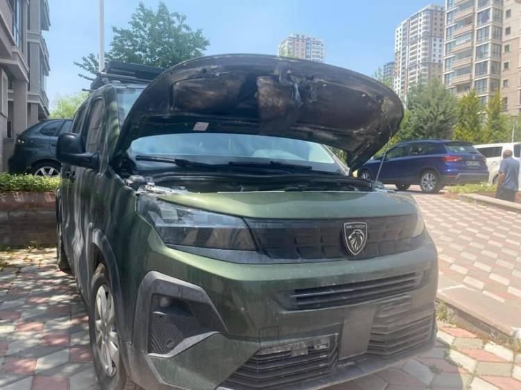 <p><strong>"PANİKLE KAPUTU AÇTIM VE YOĞUN BİR DUMAN YÜZÜME GELDİ"</strong></p>
<p> </p>
<p>Aracının bir alışveriş merkezinin kapalı otoparkında alev aldığını ifade eden Kaldırımcı, "Alışveriş merkezi kapandığı için aracıma bindim. İlk seferinde aracım çalışmadı. İkinci seferde de çalıştırmak istediğimde önden çıkan bir duman gördüm. Ardından panikle kaputu açtım ve yoğun bir duman yüzüme geldi. Daha sonraysa aracın yandığını anladım ve çevredeki insanları uzaklaştırmaya çalıştım. Tahmin ediyorum ki o süreç 30 saniyelik bir süreçti. Ben insanları uzaklaştırırken alışveriş merkezi güvenlikleri yangın söndürme tüpüyle aracı söndürdü. Ardından polis ve itfaiye çağırdık. Soğutma çalışmaları başladı. Polis geldi rapor tuttu. Saat 03.00 sularında alışveriş merkezinden ayrılabildik" ifadelerini kullandı.</p>