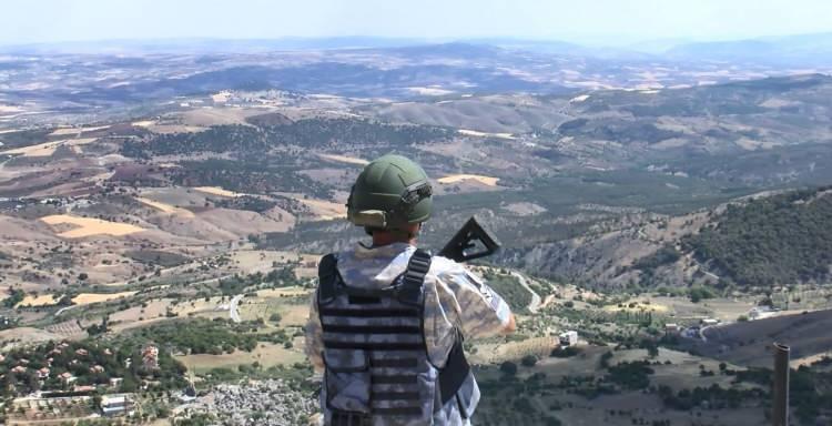 <p><span style="color:rgb(33, 37, 41)">Gaziantep'in 1500 rakımlı Sof Alaca mevkisinde kurulu Hava Radar Bölük Komutanlığı’nda görevli askerler, ailelerinden uzakta Kurban Bayramı’nı komutanları ve arkadaşlarıyla kutladı. </span></p>