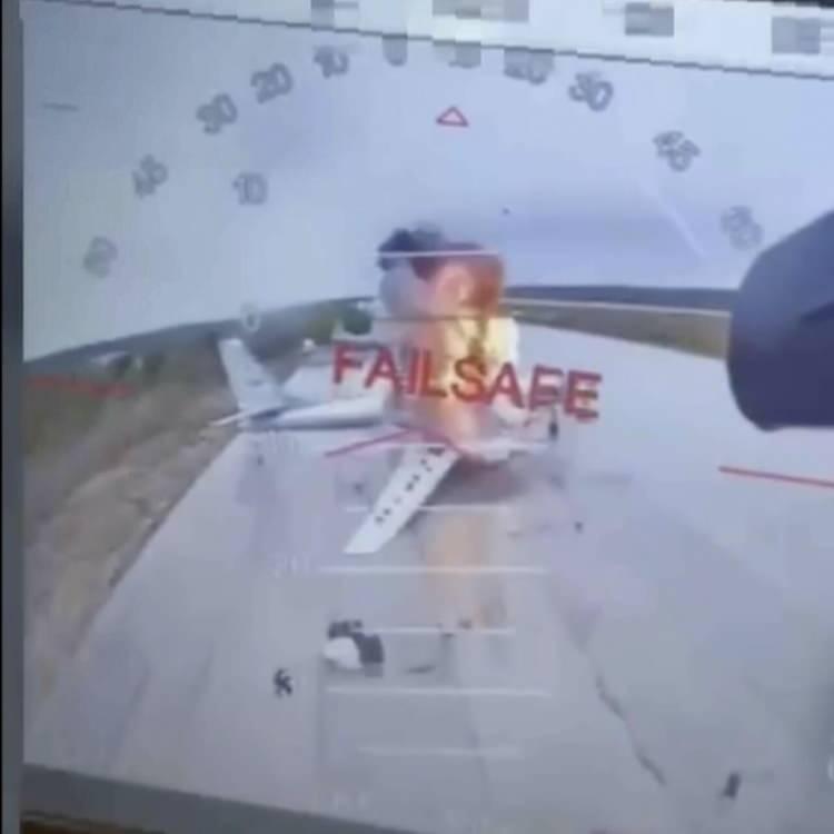 <p>Normal kargo konteynerleri içinde kamyonlarla taşınan drone'lar, Rus hava üslerinin yakınına park edildi.</p>
<p> </p>
