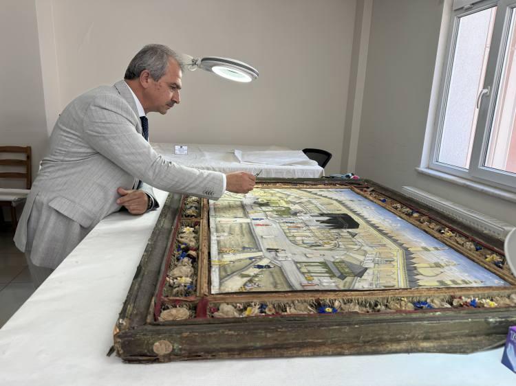 <p><span style="color:#B22222"><strong>"Kabe-i Muazzama ve buradaki ibadet şekilleri resmedilmiş"</strong></span></p>
<p> </p>