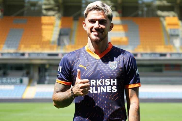 <p>Berat Özdemir<br />
<br />
Yaş: 27<br />
<br />
Kulüp: Başakşehir<br />
<br />
Mevki: Ön libero<br />
<br />
Piyasa değeri: 4.5 milyon Euro</p>