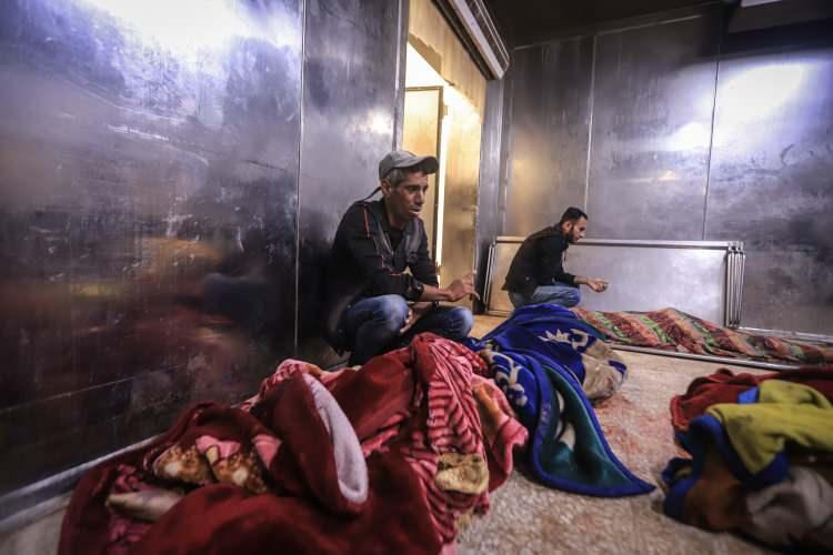 <p>Hayatını kaybedenler arasında bir anne, bir baba ve iki çocuklarının da bulunduğu 4 kişilik bir ailenin olduğu aktarıldı.</p>
<p> </p>