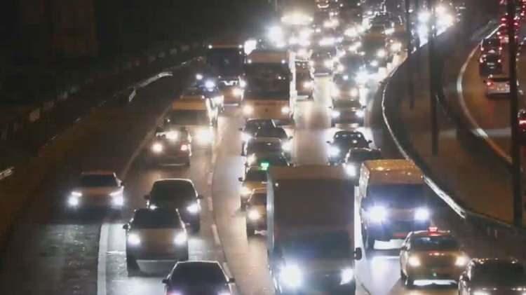<p>Avrupa Yakası'nda, TEM Otoyolu Edirne istikameti Mahmutbey gişeleri girişinde trafik yoğunluğu gözleniyor.</p>
<p> </p>