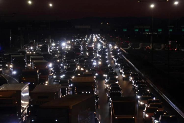 <p>Anadolu ve Kuzey Marmara otoyollarının Sakarya geçişi Ankara istikametinde yoğunluk oluştu.</p>
<p></p>