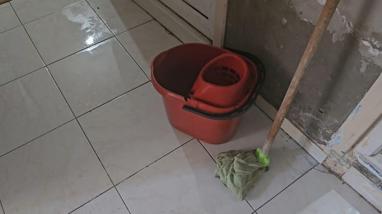 <p>Apartman girişindeki rögar kapağını açarak gerekli işlemleri yapan İSKİ ekipleri, tıkanıklığı giderdi. </p>

