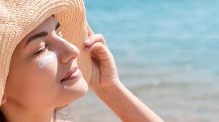 <p><span style="color:#000000"><strong>Yılın en sevilen zamanlarından yaz mevsimiyle birlikte tatil sezonuna hızlı bir başlangıç yapıyoruz. Deniz, kum ve güneş üçlüsünün keyif veren etkisini dört bir yanda hissettiğimiz bu zaman diliminde bronz bir cilt ise parlak ve sağlıklı bir görünümün anahtarı haline geliyor.</strong></span></p>