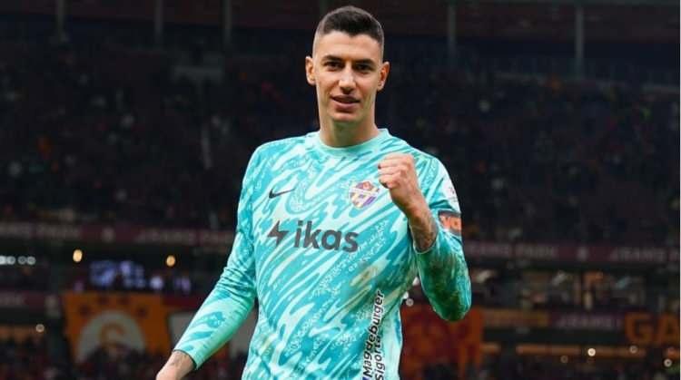 <p>Berke Özer<br />
<br />
Yaş: 25<br />
<br />
Kulüp: Eyüpspor<br />
<br />
Mevki: Kaleci<br />
<br />
Piyasa değeri: 5 milyon Euro</p>