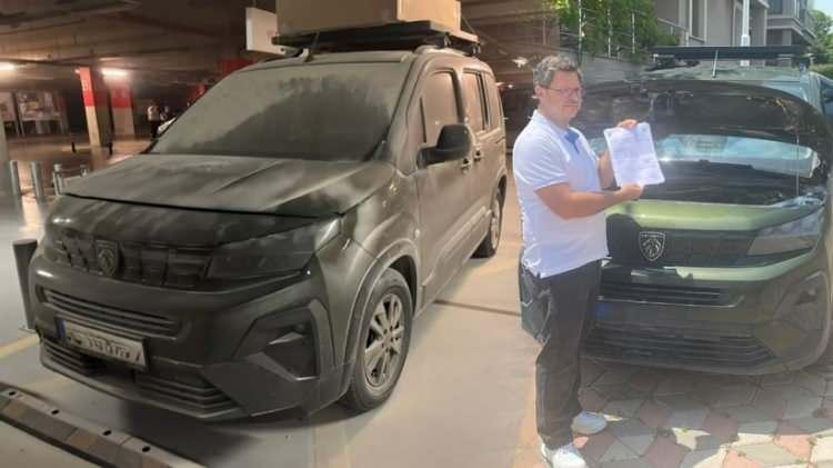 <p>Ankara'da bir vatandaşın yeni aldığı Peugeot marka Rifter model aracı önce yoğun mazot kokusuyla çekici eşliğinde 4 kere servise girdi. Ardından ise bir alışveriş merkezinin otoparkında alev aldı.</p>
<p> </p>
