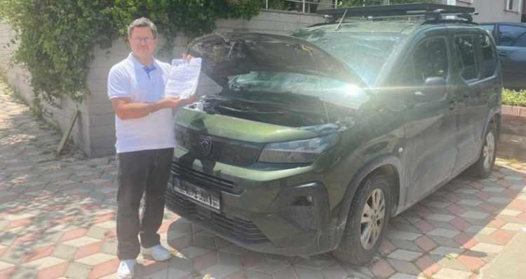 <p><strong>"3 FARKLI MÜŞTERİ TEMSİLCİSİNE BAĞLANMAMA RAĞMEN 3'Ü DE AYNI CEVABI VERDİ"</strong></p>
<p> </p>
<p>Peugeot asistanı arayarak aracını kapalı otoparktan çektirmek istediğini söyleyen Kaldırımcı, "3 farklı müşteri temsilcisine bağlanmama rağmen 3'ü de aynı cevabı verdi. Kapalı garajdan çekiciyle aracı çıkaramayacaklarını bu sebeple de yardım edemeyeceklerini söylediler. Ardından ben internet üzerinden araştırma yaptım. Bir çekici buldum. Arabanın altına tekerlek koyarak kaydırmalı şekilde alışveriş merkezinden çıkartabiliyorlarmış. Yaklaşık 2 buçuk saatlik bir uğraşın sonunda sabah 03.00 gibi aracı çıkarttık" açıklamasında bulundu.</p>
<p>Mağduriyetiyle ilgilenilmeyen Kaldırımcı, bir an önce sorununun çözülmesini istedi.</p>
